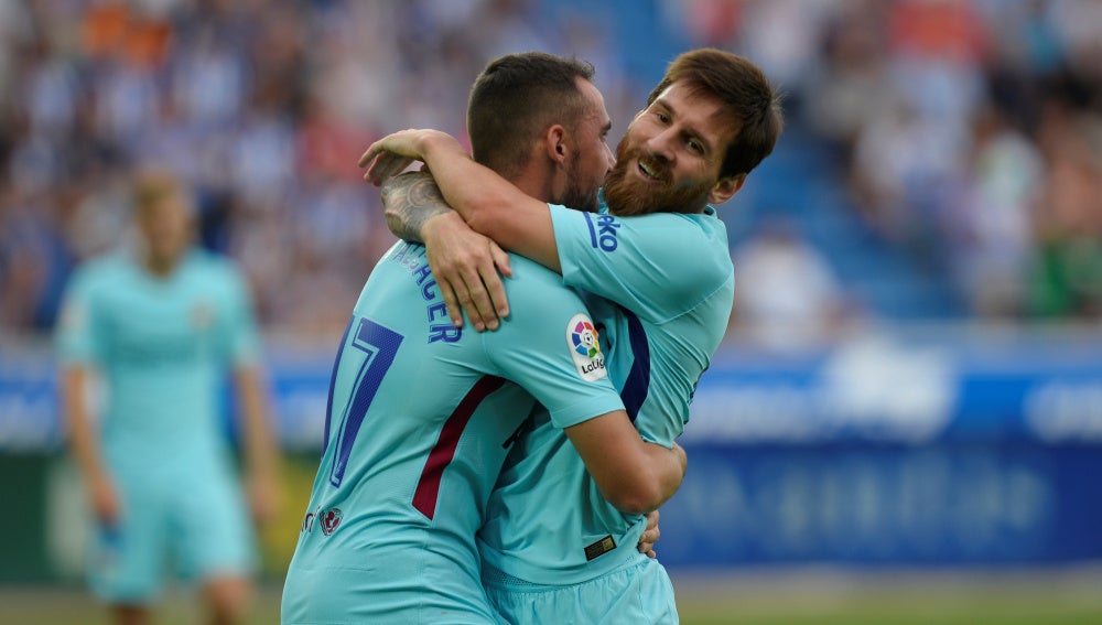 Messi se abraza con Alcácer para celebrar su gol con el Barça