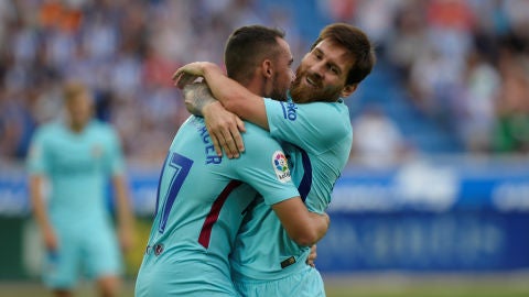 Messi se abraza con Alc&aacute;cer para celebrar su gol con el Bar&ccedil;a