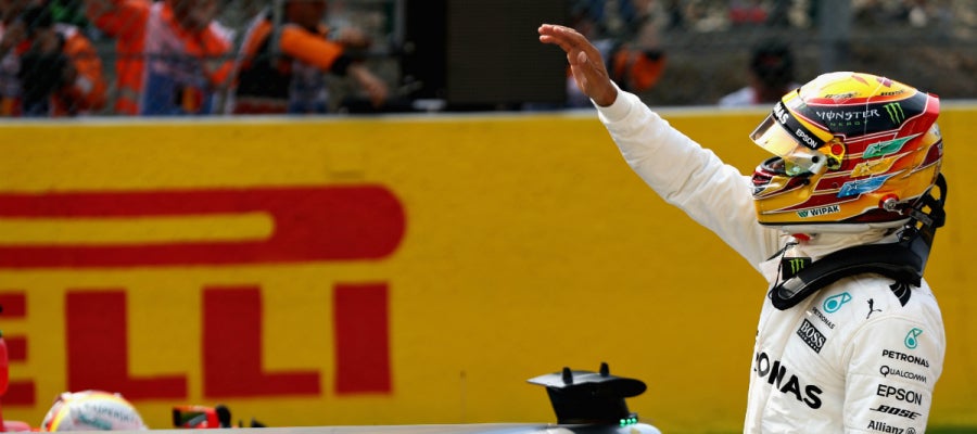 Lewis Hamilton celebra una pole Lewis Hamilton celebra una pole
