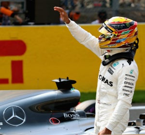 Lewis Hamilton celebra una pole Lewis Hamilton celebra una pole