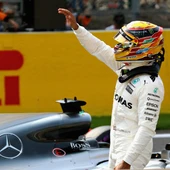 Lewis Hamilton celebra una pole Lewis Hamilton celebra una pole
