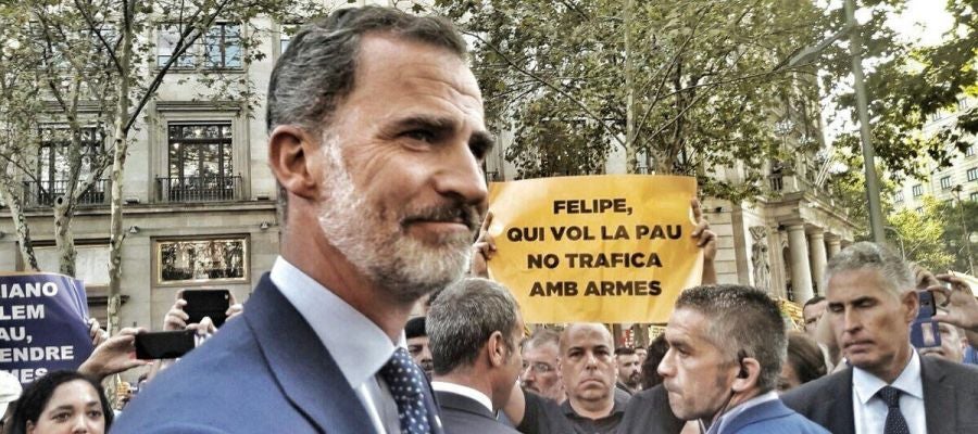 El Rey Felipe en la manifestación contra el terrorismo en Barcelona El Rey Felipe en la manifestación contra el terrorismo en Barcelona
