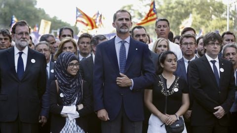 El rey Felipe VI, junto al presidente del Gobierno, Mariano Rajoy, y el presidente de la Generalitat, Carles Puigdemont en la cabecera de la manifestaci&oacute;n