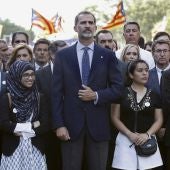 El rey Felipe VI, junto al presidente del Gobierno, Mariano Rajoy, y el presidente de la Generalitat, Carles Puigdemont en la cabecera de la manifestación