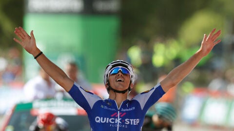 Julian Alaphilippe celebra su triunfo en la Vuelta a Espa&ntilde;a