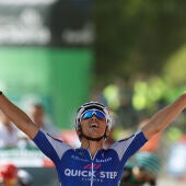 Julian Alaphilippe celebra su triunfo en la Vuelta a España
