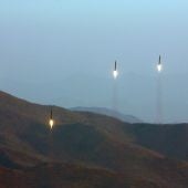 Fotografía de archivo de misiles lanzados por Corea del Norte al mar de Japón