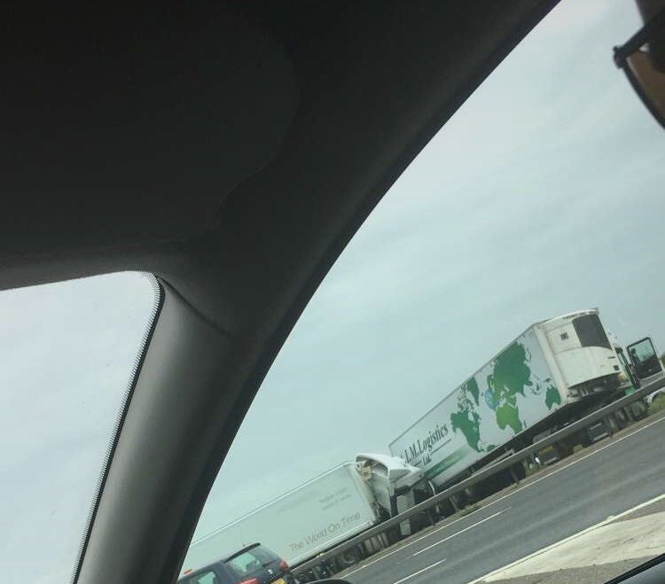 Varios muertos por un choque entre dos camiones y un minibús en Reino Unido Varios muertos por un choque entre dos camiones y un minibús en Reino Unido