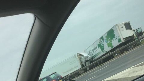 Accidente entre dos camiones y un minibus en Reino Unido