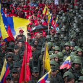 Militares y civiles participan en ejercicios militares en Venezuela