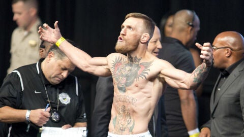 McGregor 'provoca' a Mayweather en el pesaje