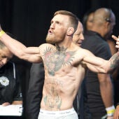 McGregor 'provoca' a Mayweather en el pesaje