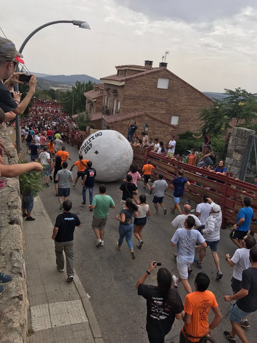 La brújula de la ciencia: El peligro de correr delante de una bola de 300Kg La brújula de la ciencia: El peligro de correr delante de una bola de 300Kg