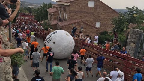 La s&eacute;ptima edici&oacute;n del encierro con una bola gigante en Mataelpino, Madrid