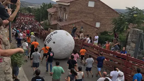 La séptima edición del encierro con una bola gigante en Mataelpino, Madrid La séptima edición del encierro con una bola gigante en Mataelpino, Madrid