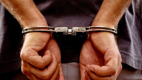 Un hombre detenido con esposas