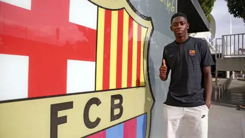 Dembélé posa con el escudo del Barcelona Dembélé posa con el escudo del Barcelona