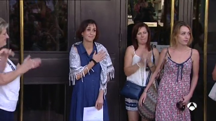 Juana Rivas entrega a sus hijos a la Guardia Civil Juana Rivas entrega a sus hijos a la Guardia Civil