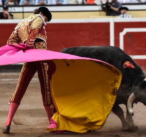 El diestro Andrés Roca Rey con su segundo, durante la corrida de la feria de Bilbao El diestro Andrés Roca Rey con su segundo, durante la corrida de la feria de Bilbao