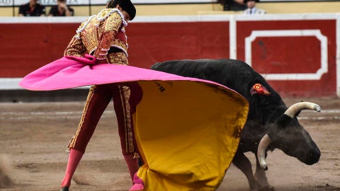 El diestro Andr&eacute;s Roca Rey con su segundo, durante la corrida de la feria de Bilbao