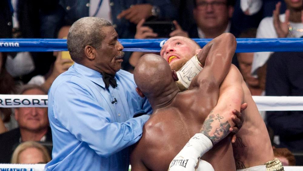  Conor McGregor en acción ante Floyd Mayweather durante su décimo round 