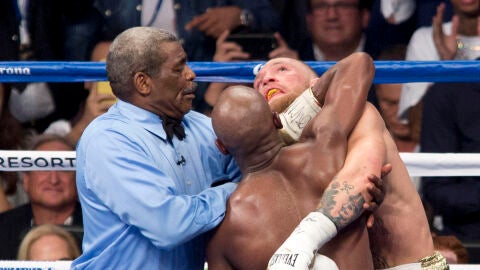 Conor McGregor en acci&oacute;n ante Floyd Mayweather durante su d&eacute;cimo round 