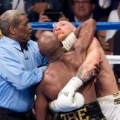  Conor McGregor en acción ante Floyd Mayweather durante su décimo round 