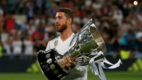 Ramos con el Trofeo de LaLiga Ramos con el Trofeo de LaLiga