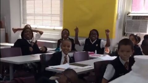 Los alumnos bailando el rap