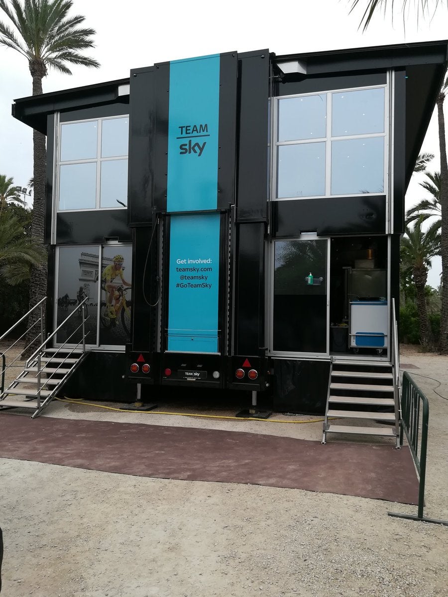 El autobús del Team Sky se convierte en una espectacular casa movible en La Vuelta El autobús del Team Sky se convierte en una espectacular casa movible en La Vuelta