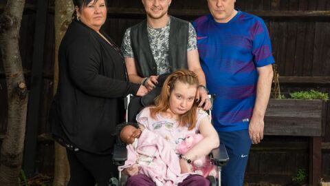 La hija menor Sarah, junto a sus padres y su hermano Harry