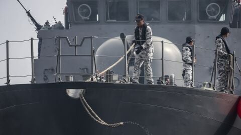Marines a bordo del patrullero Republic of Singapore Navy (RSN) RSS Brave el pasado jueves durante la b&uacute;squeda de los marinos desaparecidos tras el choque del destructor USS John S. McCain contra un carguero cerca de Singapur.