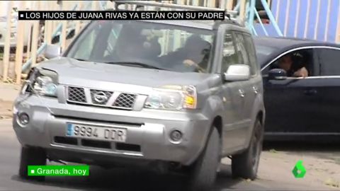 Los hijos de Juana Rivas salen de la comandancia de la Guardia Civil con su padre, Francesco Arcuri