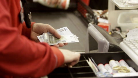 El peso de los salarios en la econom&iacute;a baja del 49 al 47 % en una d&eacute;cada