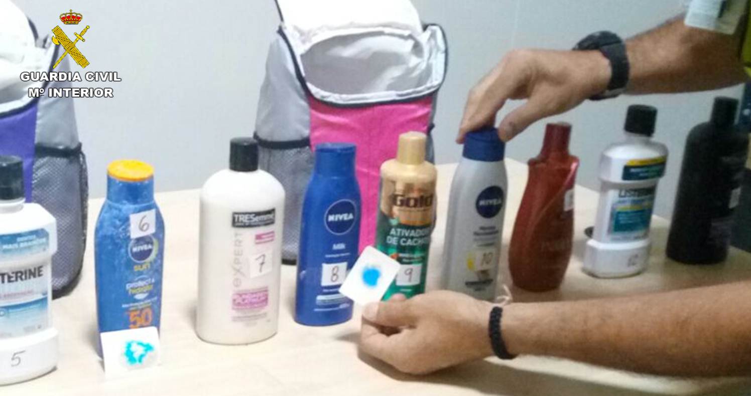 La Guardia Civil detiene a dos personas en el Aeropuerto Alicante-Elche por intentar introducir cocaína en botes de cosmética La Guardia Civil detiene a dos personas en el Aeropuerto Alicante-Elche por intentar introducir cocaína en botes de cosmética