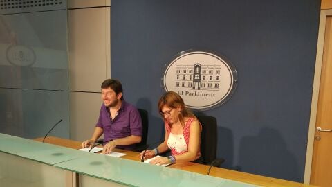 El l&iacute;der de Podemos en Baleares, Alberto Jarabo, y la portavoz del partido, Laura Camargo