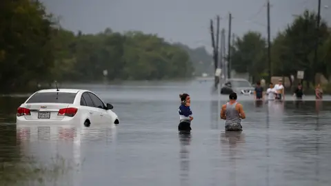 Afectados de las inundaciones de la tormenta tropical Harvey en Houston, Texas Afectados de las inundaciones de la tormenta tropical Harvey en Houston, Texas