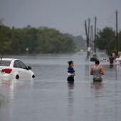 Afectados de las inundaciones de la tormenta tropical Harvey en Houston, Texas