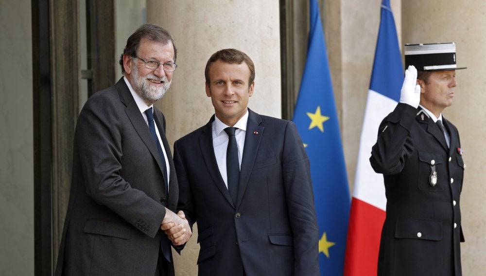 Emmanuel Macron da la bienvenida a Mariano Rajoy 