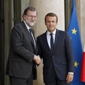 Emmanuel Macron da la bienvenida a Mariano Rajoy 
