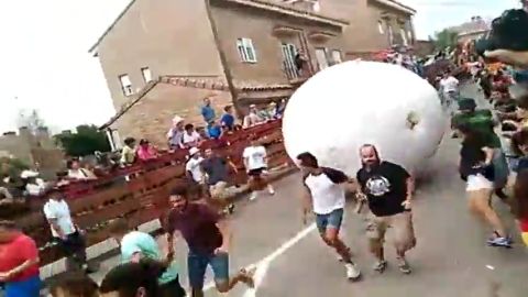 El 'boloencierro' de la localidad de Mataelpino