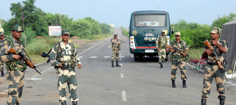 Miembros de las fuerzas de seguridad de la India montan guardia en la prisión de Sunaria donde permanece el gurú Miembros de las fuerzas de seguridad de la India montan guardia en la prisión de Sunaria donde permanece el gurú