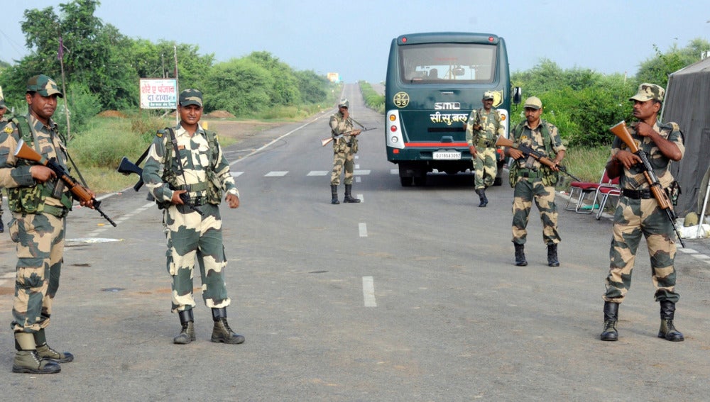 Miembros de las fuerzas de seguridad de la India montan guardia en la prisión de Sunaria donde permanece el gurú 
