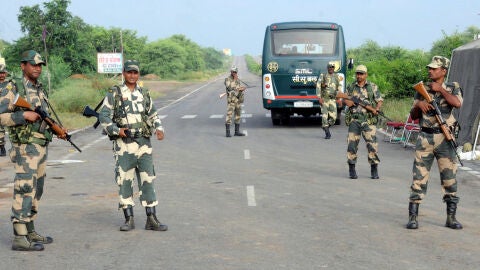 Miembros de las fuerzas de seguridad de la India montan guardia en la prisi&oacute;n de Sunaria donde permanece el gur&uacute; 