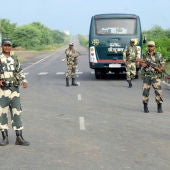 Miembros de las fuerzas de seguridad de la India montan guardia en la prisión de Sunaria donde permanece el gurú 