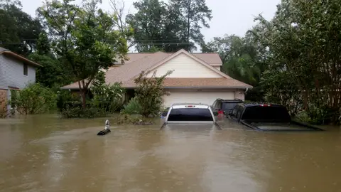 Casas y coches parcialmente sumergidos por las aguas a causa de la tormenta tropical Harvey en el este de Houston, Texas Casas y coches parcialmente sumergidos por las aguas a causa de la tormenta tropical Harvey en el este de Houston, Texas