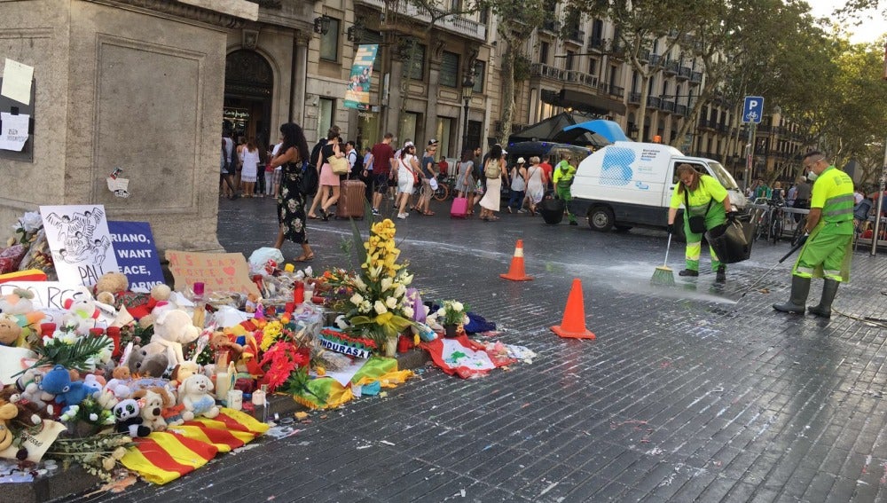 El Ayuntamiento de Barcelona retira de La Rambla los homenajes a las víctimas de los atentados
