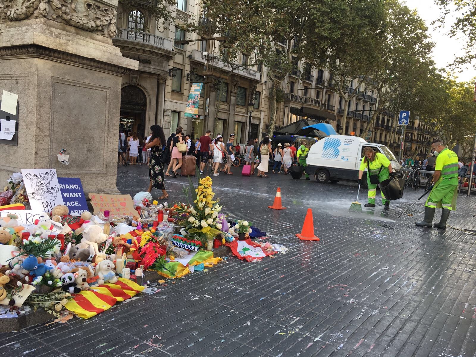 El Ayuntamiento retira los altares de La Rambla y habilitará un espacio temporal El Ayuntamiento retira los altares de La Rambla y habilitará un espacio temporal