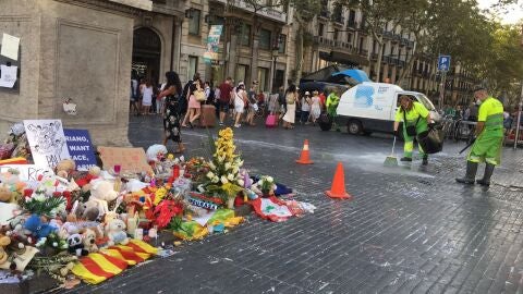 El Ayuntamiento de Barcelona retira de La Rambla los homenajes a las v&iacute;ctimas de los atentados