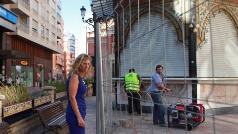 La alcaldesa Amparo Marco supervisando las obras del aseo de la plaza de la Paz.